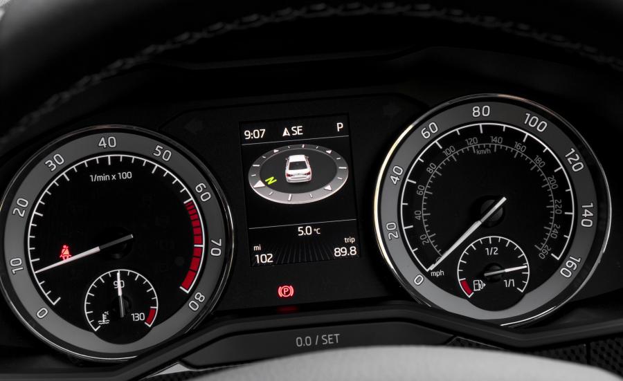Панель приборов Skoda Superb SportLine 2016 года  (UK) (фото 6 из 40)